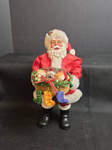 lot 747 image: Clothtique Santa Claus Figurine Three Little Kittens 713315