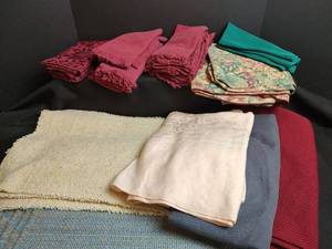 lot 776 image: Assorted Placemats, Tablecloths and Cloth Napkins