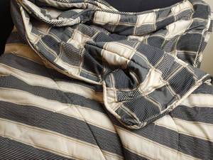 lot 784 image: Reversible Queen Comforter