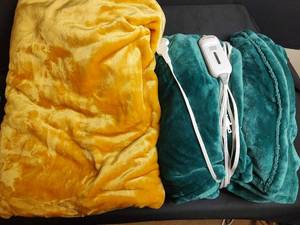 lot 786 image: Heating Blanket with Controller and Blanket, Queen Size