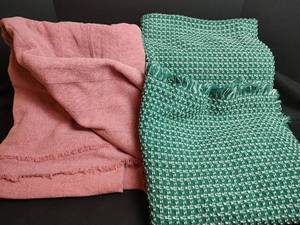lot 787 image: Green Throw Blanket and Twin Size Blanket