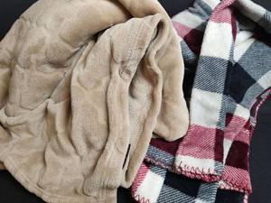 lot 789 image: Lap Throws