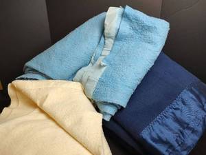 lot 791 image: Assorted Blankets, Queen Size