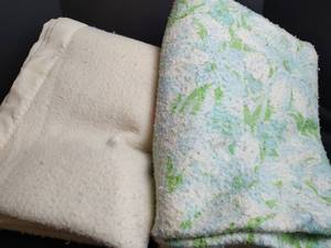 lot 792 image: Blankets, Queen Size