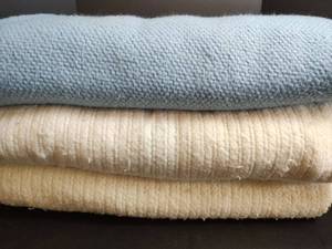 lot 793 image: Blankets, Queen Size