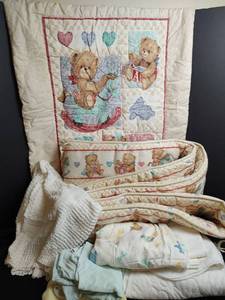 lot 796 image: Baby Quilt Bedding Set with Assecories