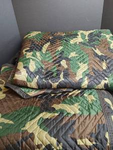 lot 797 image: American Moving Supplies Pro Series Quilted Moving Blankets