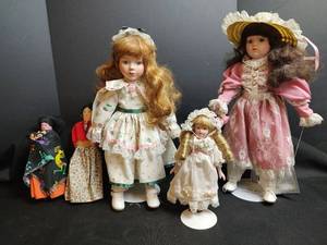 lot 805 image: Porcelain Dolls and Navajo Dolls