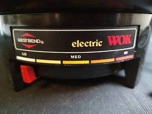 lot 815 image: West Bend Electric Wok