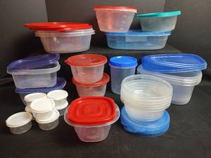 lot 821 image: Plastic Food Storage Containers with Lids