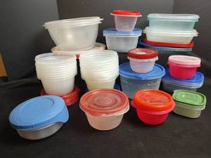 lot 822 image: Plastic Food Storage Containers with Lids