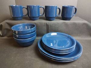 lot 830 image: Mainstays Blue Dinnerware, 14 Pieces