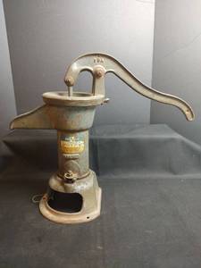lot 856 image: Antique Cast Iron Homart Pitcher Spout Pump 882.32