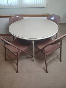 lot 876 image: Round Folding Table 40 inch Diameter with 4 Folding Chairs