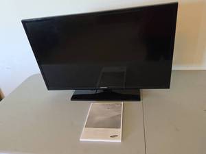 lot 934 image: Samsung UN32EH4003F 32 inch LCD TV with Stand - No Remote (Powers on)