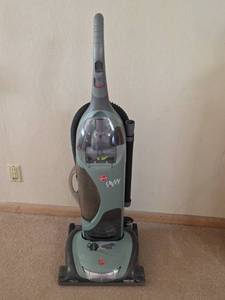 lot 946 image: Hoover Savvy Upright Vacuum Cleaner Model U8174-900 (powers on)