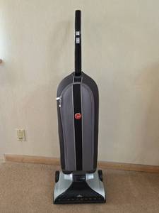 lot 948 image: Hoover UH30010 WindTunnel Upright Vacuum Cleaner (powers on)