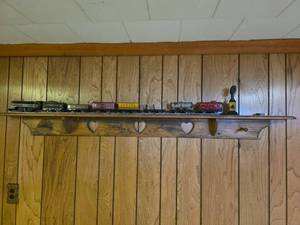lot 953 image: Vintage Marx Tin Train Set with Locomotive, Cars, Track, Accessories, and Wooden Wall Shelf