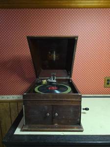 lot 955 image: Antique Victor Talking Machine Co. Victrola Phonograph Record Player (tested - works)