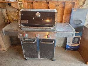 lot 1002 image: Weber Genesis Gas Grill 3-Burner with Propane Tank