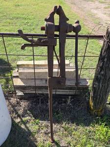 lot 1204 image: Blacksmith Post Vise (needs work)