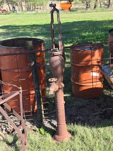 lot 1207 image: Chandler Co. Hand Water Pump (decor)