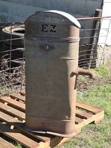 lot 1216 image: EZ Farm Equipment Water Pump (garden decor)