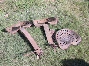 lot 1220 image: 3 Tractor Seats