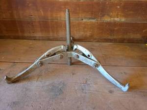 lot 1258 image: G-8 Taiwan Jaw Gear Bearing Puller Tool
