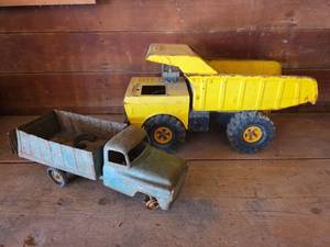 lot 1264 image: Metal Vintage Tonka Dump Truck and Farm Truck