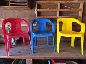 lot 1269 image: 3 Childrens Plastic Stacking Chairs (seat height 12in)
