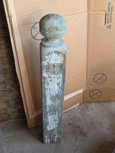 lot 1301 image: Vintage Finial Ornamental Post