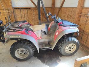 lot 1501 image: Bombardier Traxter ATV 4x4 (Turns over - has oil leak)