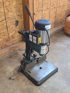 lot 1510 image: Grizzly G0645 12 HP Mortising Machine 110V 1725 RPM (powers on)