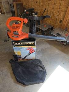 lot 1513 image: BLACKDECKER 12 Amp Corded BlowerVacuumMulcher (Powers on)