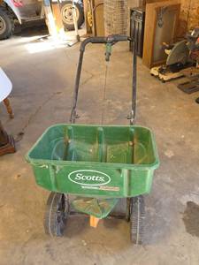 lot 1514 image: Scotts SpeedyGreen 3000 Push Spreader