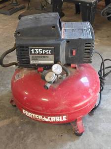 lot 1516 image: Porter-Cable 135 PSI 6 Gallon Oil-Free Air Compressor CFFN2517 (powers on)