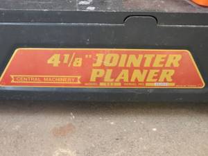 lot 1517 image: Central Machinery 4 18 Jointer Planer Model 1685 (powers on)