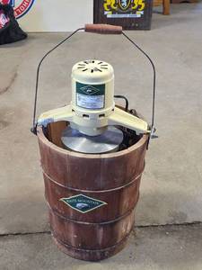 lot 1538 image: White Mountain 6qt Electric Ice Cream Freezer Model 692206 (powers on)