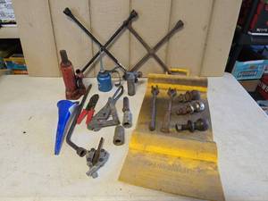 lot 1544 image: Automotive Tools - Bottle Jack, Park Smart, Sockets, Pump Oiler, Puller, and More