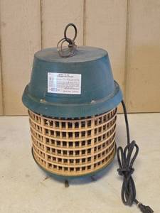 lot 1554 image: Electronic Bug Zapper (powers on)