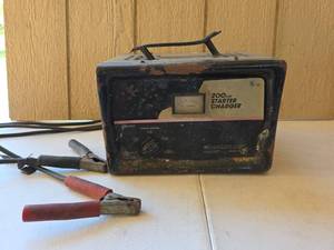 lot 1602 image: 200 Amp Starter Charger SE-200-30 612V Battery (cord needs repaired)