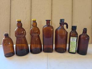 lot 1607 image: 7 Vintage Amber Glass Bottles