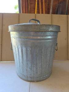 lot 1613 image: 10 Gallon Metal Trash Can with Lid and Handles