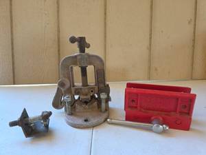 lot 1619 image: Sears Machinist Vise and Pipe Vise