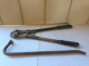 lot 1633 image: 22in Bolt Cutter and Crowbar