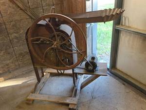 lot 1648 image: Antique McCormick Deering by International Harvester Corn Sheller with Craftsman Motor