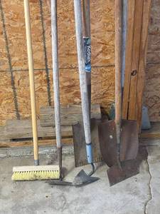 lot 1657 image: Long Handled Garden Tools
