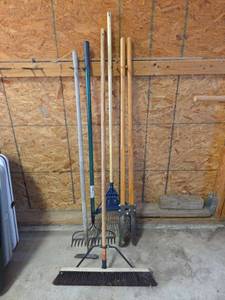 lot 1658 image: Long Handled Garden Tools and Shop Broom