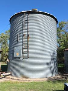lot 2004 image: Farm Grain Drying Storage Bin (Unknown Working Condition)- see description for removal information